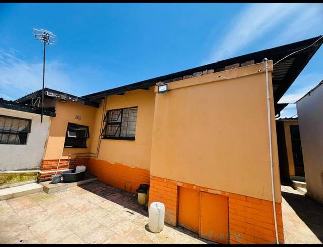7 BEDROOM HOUSE FOR SALE IN PRIMROSE